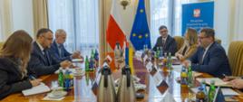 Marcin Łoboda szef Krajowej Administracji Skarbowej (KAS) i Wasyl Bodnar Ambasador Nadzwyczajny i Pełnomocnym Ukrainy w Polsce wraz ze współpracownikami podczas spotkania w Ministerstwie Finansów