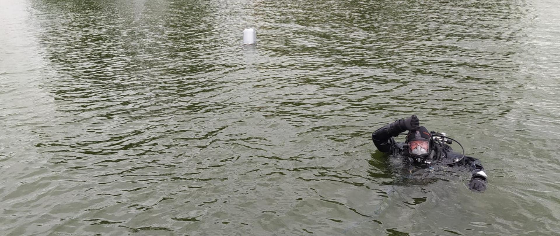 Na zdjęciu widnieją strażacy SGRW-N podczas ćwiczeń na akwenie wodnym. 