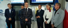 Wiceminister infrastruktury Andrzej Bittel w towarzystwie parlamentarzystów i samorządowców na otwarciu wyremontowanego dworca kolejowego Bydgoszcz Zachód