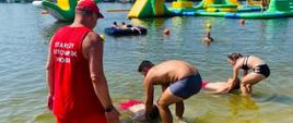 Na zdjęciu ratownicy wodnego ochotniczego pogotowia ratunkowego prowadzą pokazy ratownictwa na plaży 