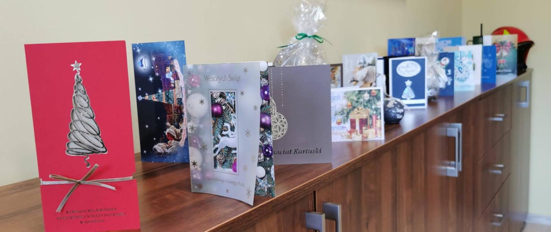 Stolik z nadesłanymi życzeniami dla KP PSP w Kartuzach