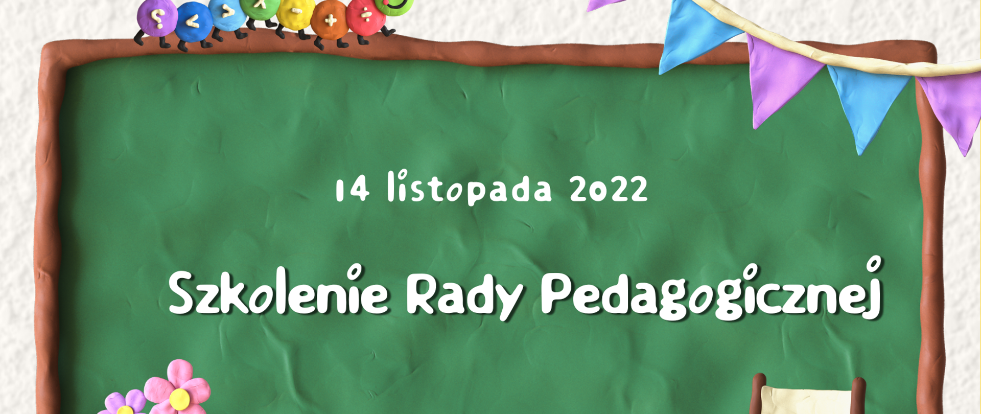 Grafika przedstawiająca tablicę szkolną, na tablicy napis: "14 listopada 2022 Szkolenie Rady Pedagogicznej", w górnym lewym rogu po brzegu tablicy idzie kolorowa gąsienica, w prawym górnym rogu zawieszone kolorowe proporczyki, w lewym dolnym rogu - pod tablicą stoi wazon z kwiatami, po prawej stronie krzesło i doniczka z kaktusem