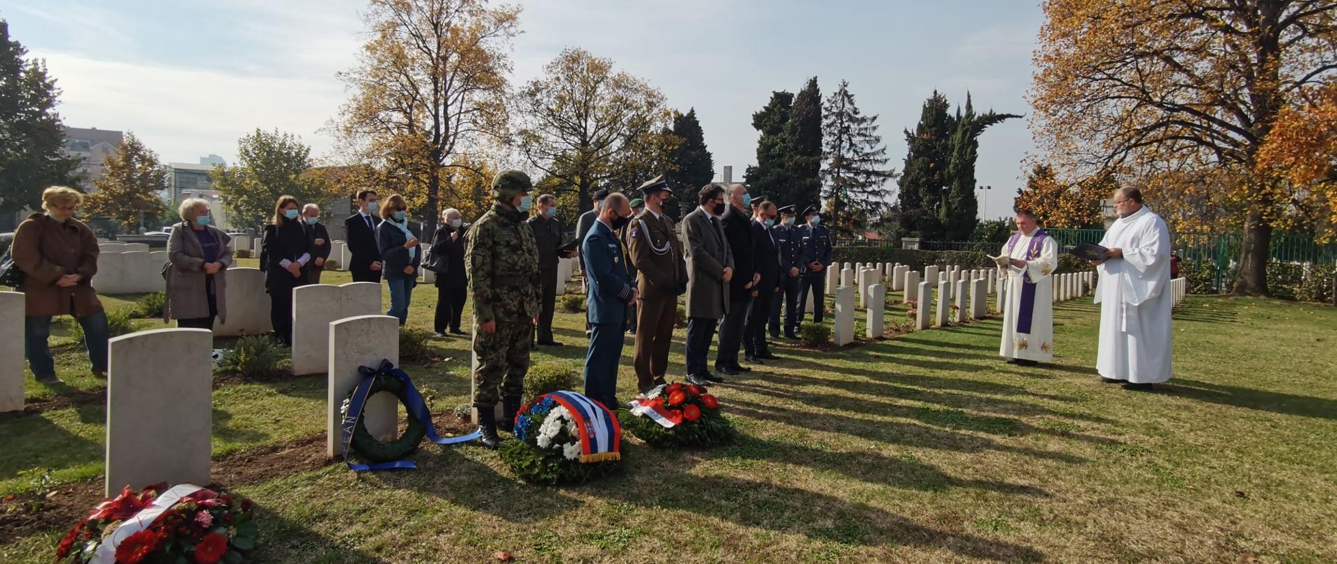 Ambasador Republike Poljske u Srbiji Rafal Perl, konzul Pavel Sokolovski i zamenik atašea odbrane Dominik Konječni položili su cveće i zapalili sveće na grobove poljskih vojnika 