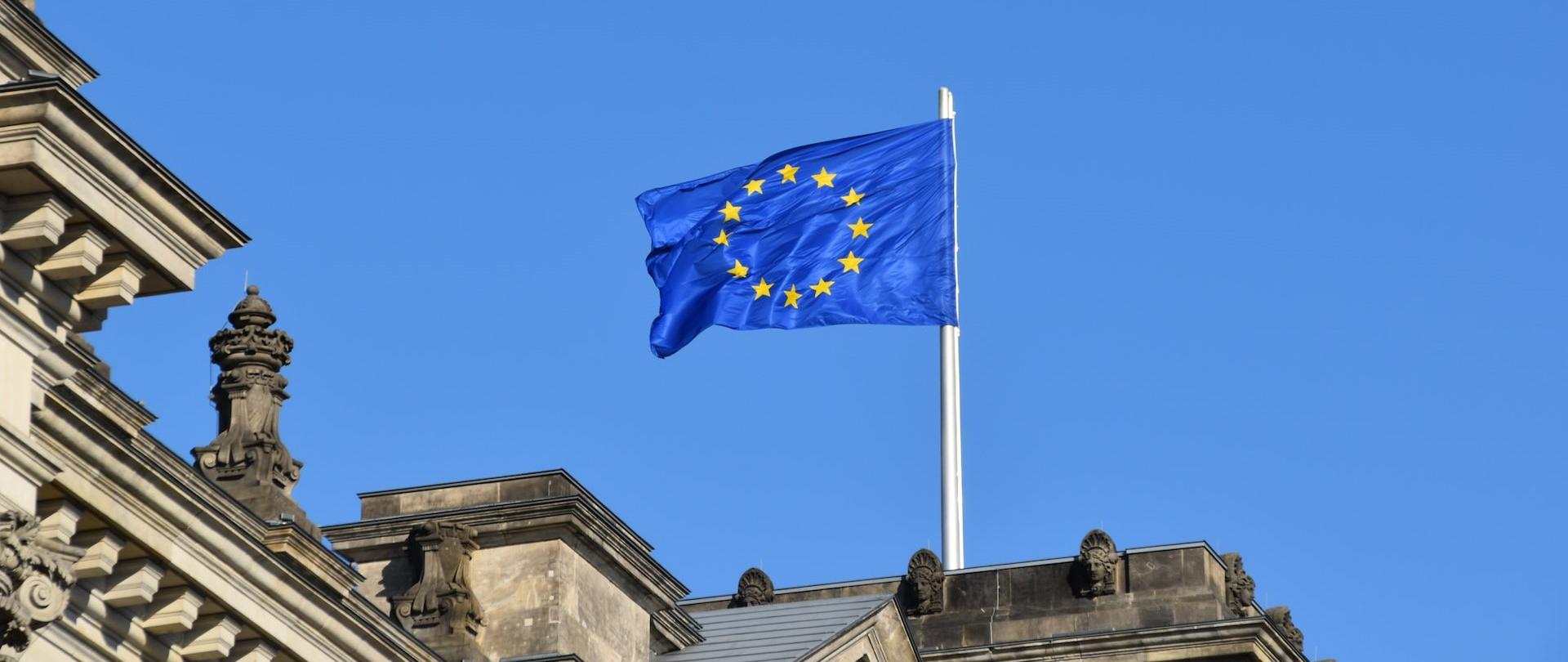 Flaga UE na dachu budynku
