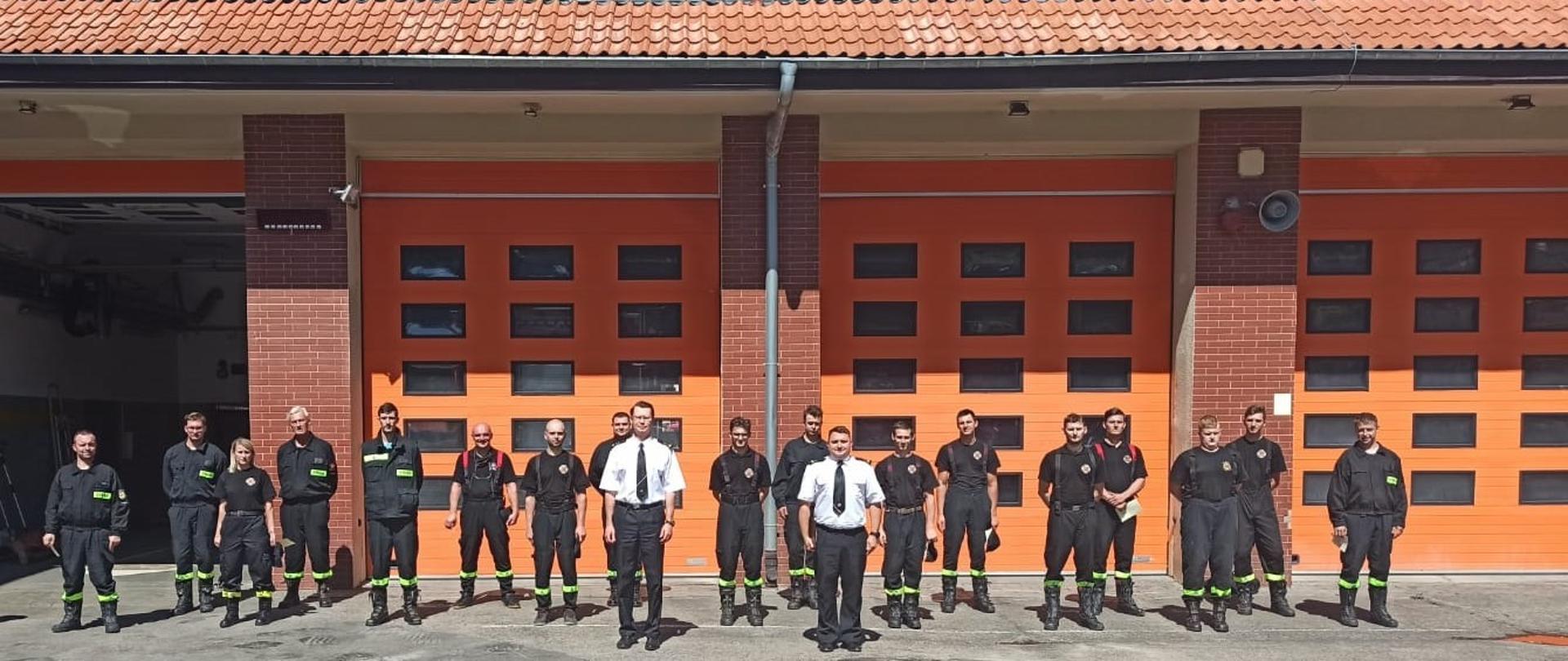 Zdjęcie przedstawia uczestników kursu i przedstawicieli KM PSP w Olsztynie