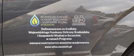 Samochód oznakowany logo Wojewódzkiego Funduszu Ochrony Środowiska i Gospodarki Wodnej w Szczecinie