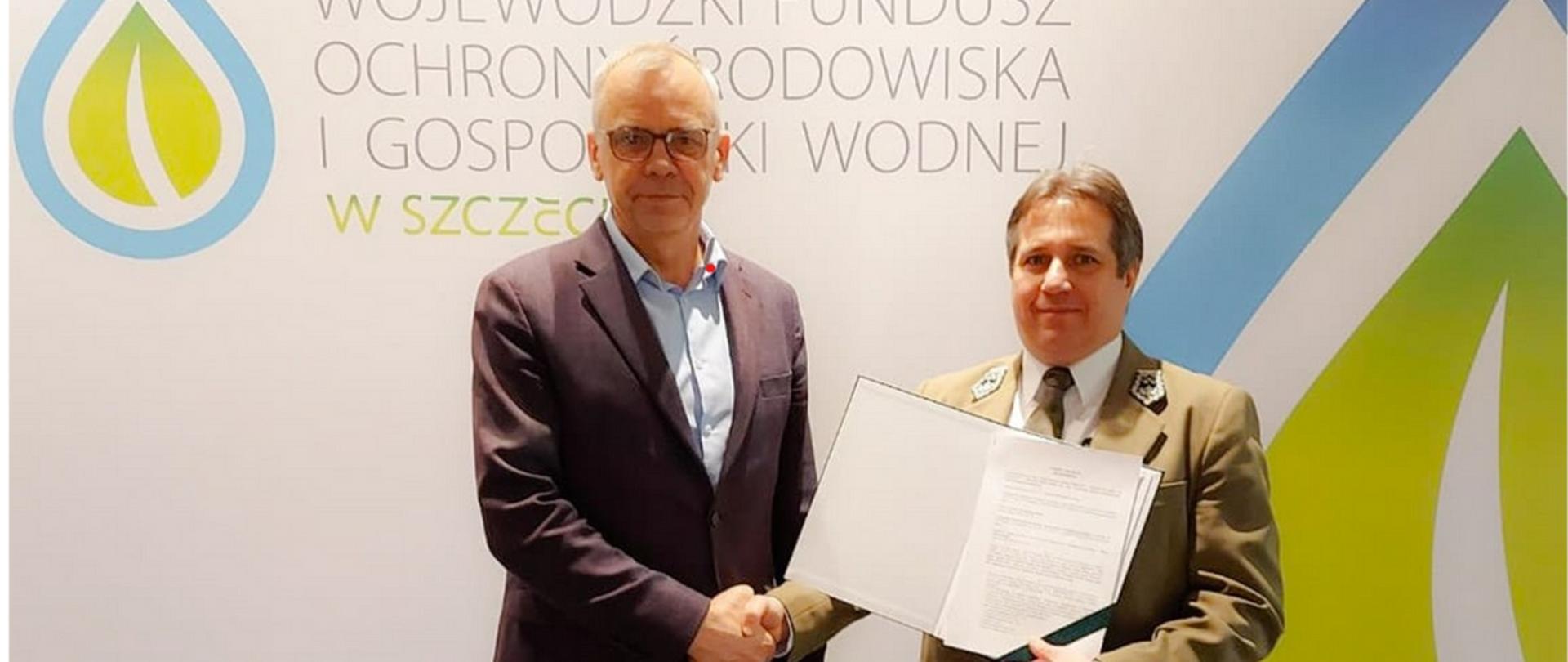 na zdjęciu od prawej: przedstawiciel Zespołu Parków Krajobrazowych Województwa Zachodniopomorskiego wraz z przedstawicielem Wojewódzkiego Funduszu Ochrony Środowiska i Gospodarki Wodnej w Szczecinie po podpisaniu umowy na Projekt „Park Narodowy Doliny Dolnej Odry dla ludzi dla przyrody, dla przyszłości"