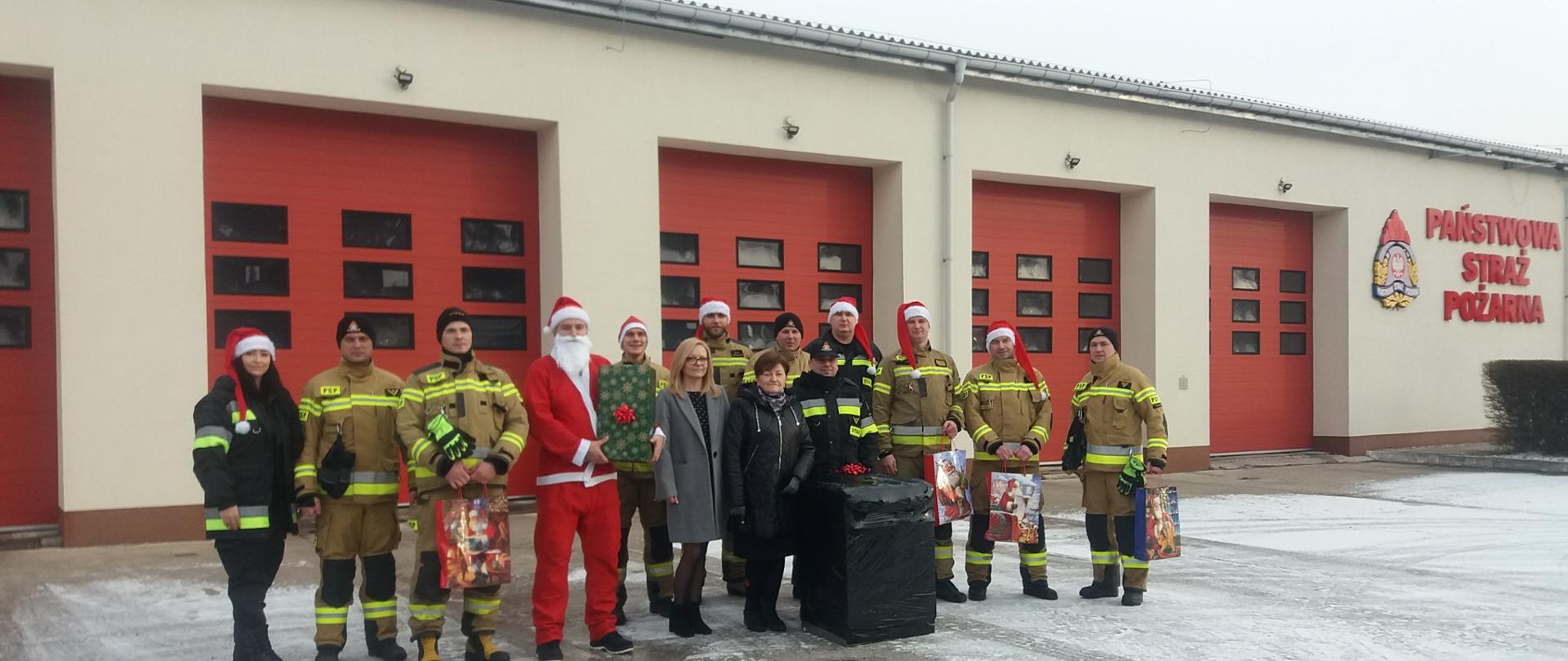 Zdjęcie panoramiczne strażaków KP PSP Gostynin w ramach akcji świąteczna paczka