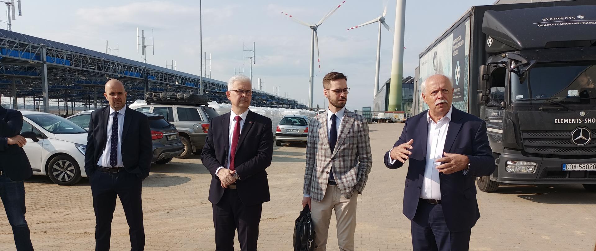 Wiceminister Ireneusz Zyska zwiedza infrastrukturę Oławskiego Klastra Energetycznego. 