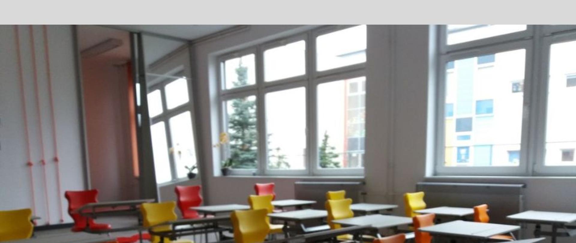 krzesła w sali lekcyjnej