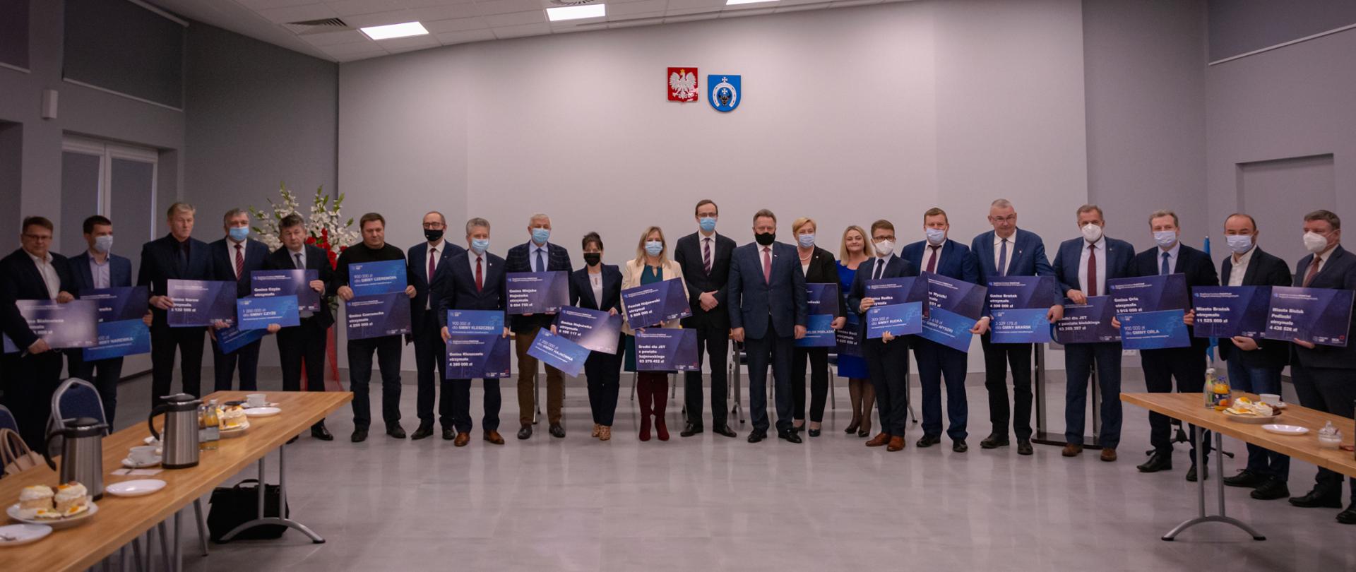 Przekazanie samorządowcom z powiatów bielskiego i hajnowskiego promes inwestycyjnych pierwszej edycji Programu Inwestycji Strategicznych w ramach Polskiego Ładu