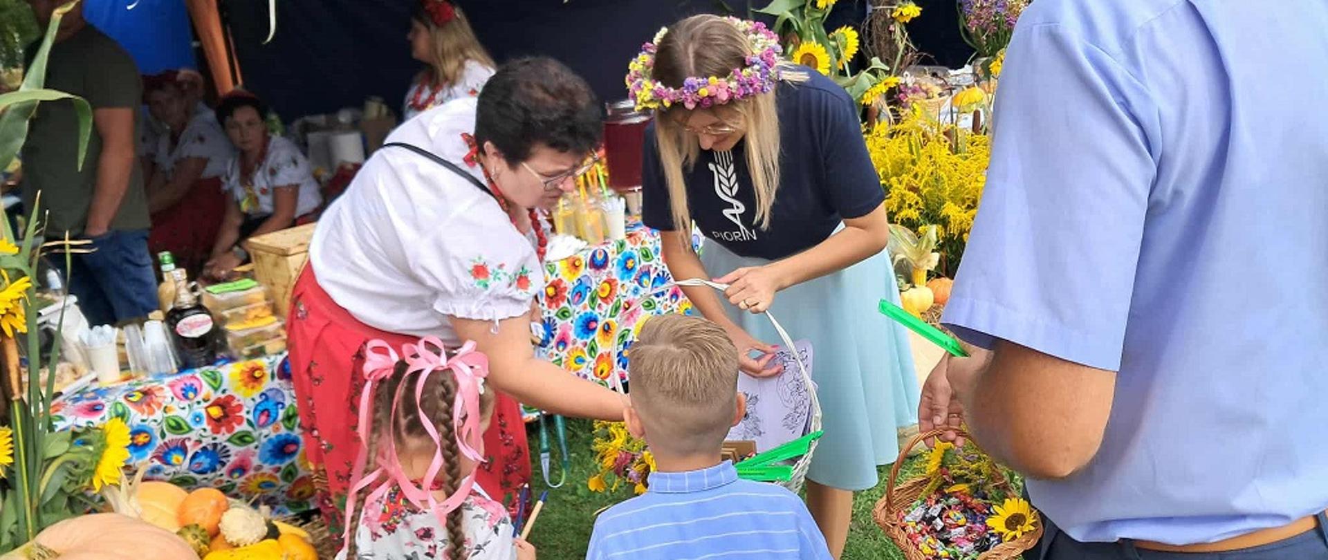 Inspektor WIORiN rozdaje gadżety promujące PIORiN przedstawicielom KGW