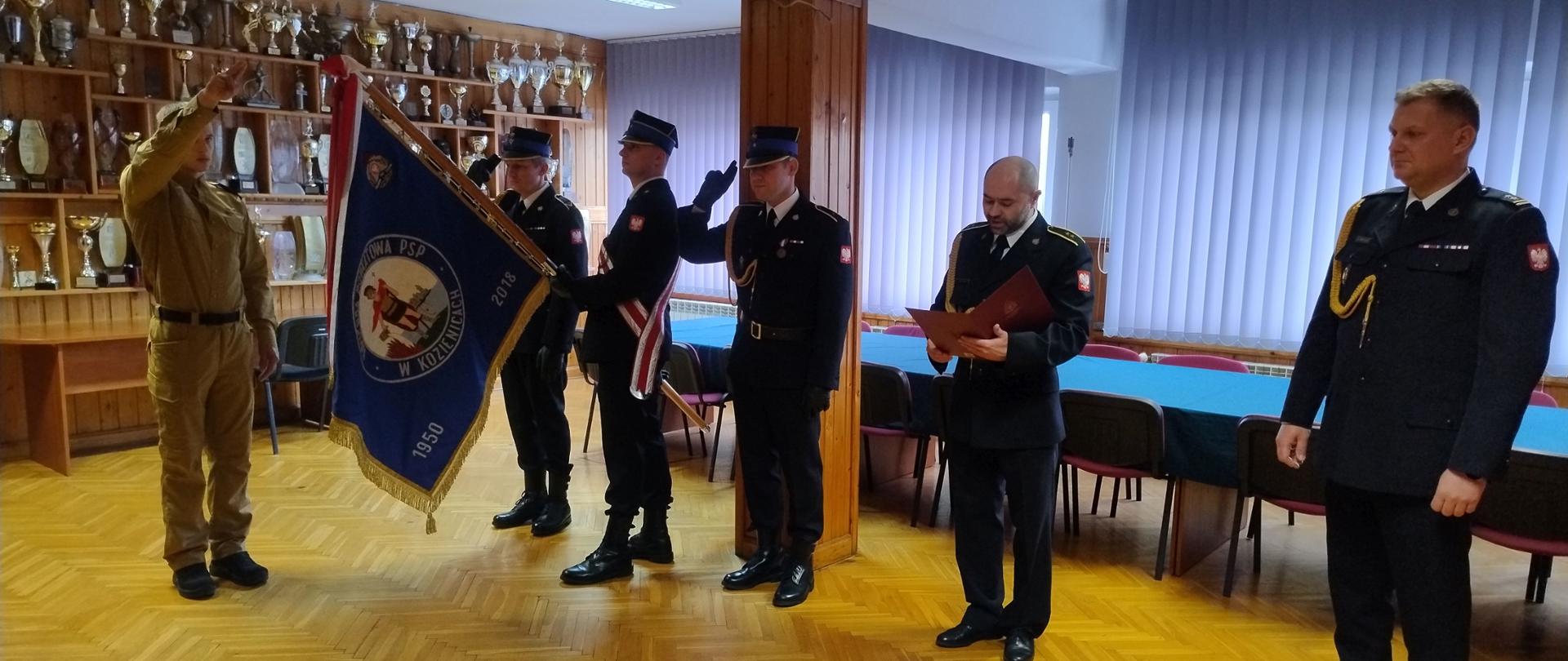 funkcjonariusz ślubujący na sztandar