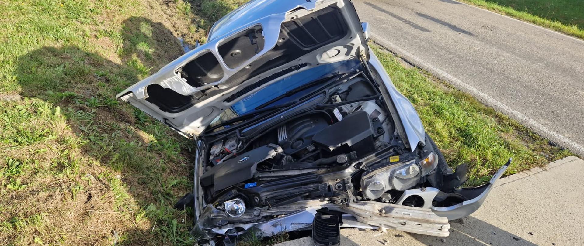 Widok rozbitego samochodu w rowie