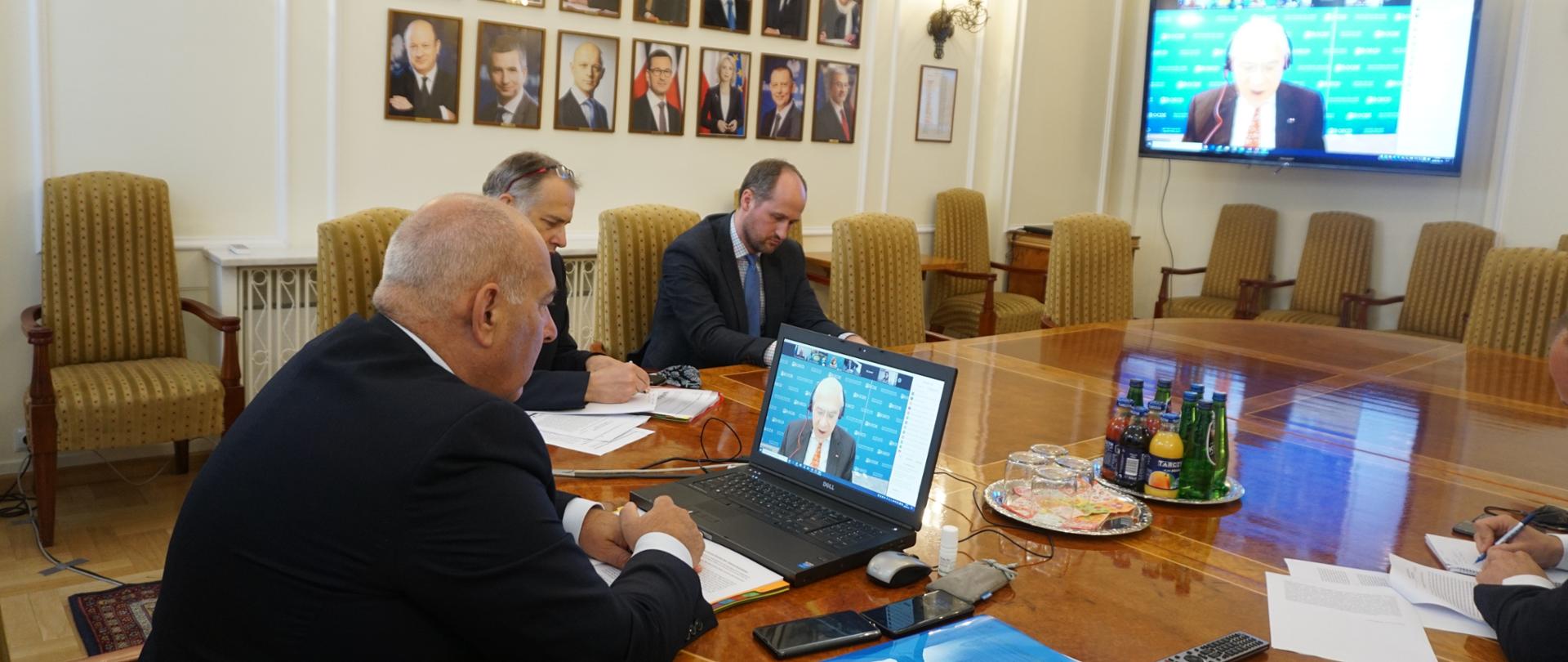 Minister Tadeusz Kościński wraz ze swoimi współpracownikami podczas wideokonferencji z OECD