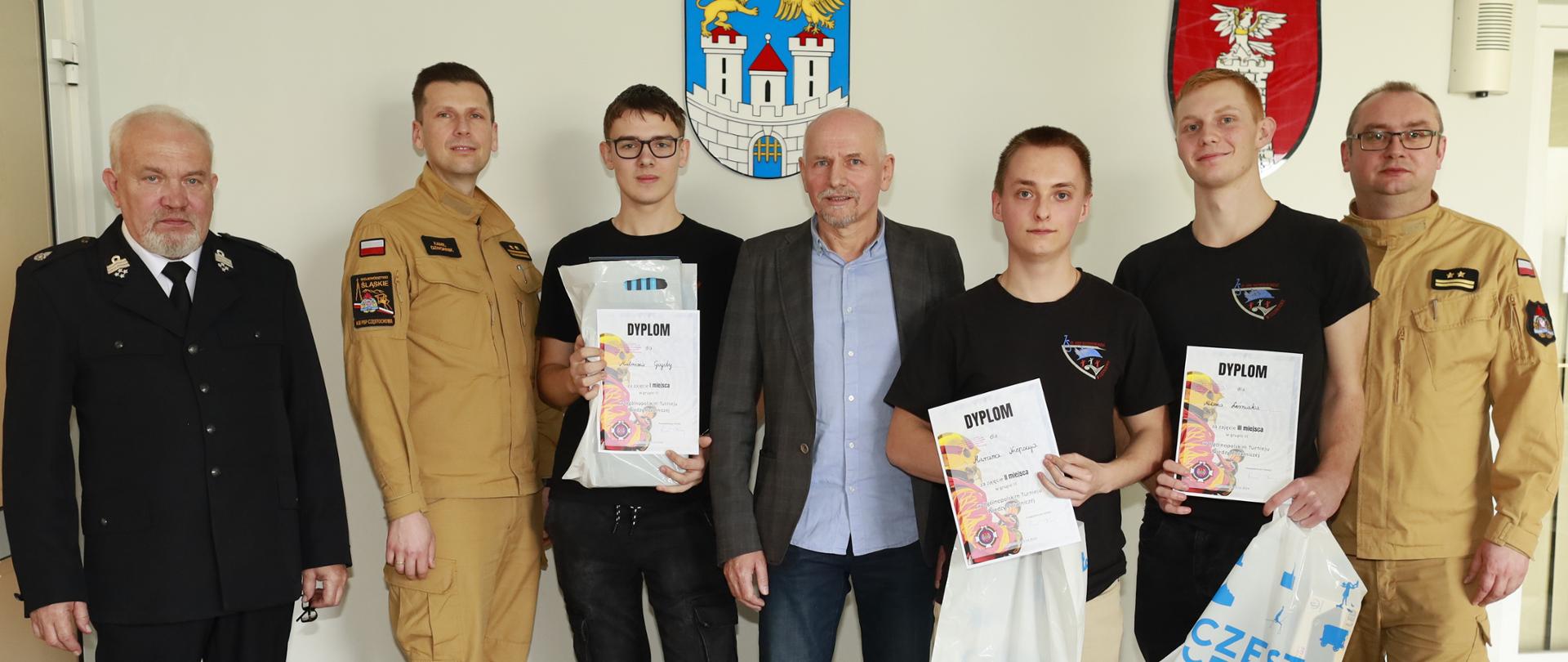 Na zdjęciu laureaci grupy trzeciej pierwszego etapu turnieju wraz z Zastępcami Komendanta Miejskiego, opiekunem oraz Prezesem Zarządu Miejskiego Związku Ochotniczych Straży Pożarnych druhem Jarosławem Staszkiewiczem.