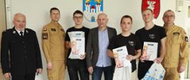 Na zdjęciu laureaci grupy trzeciej pierwszego etapu turnieju wraz z Zastępcami Komendanta Miejskiego, opiekunem oraz Prezesem Zarządu Miejskiego Związku Ochotniczych Straży Pożarnych druhem Jarosławem Staszkiewiczem.