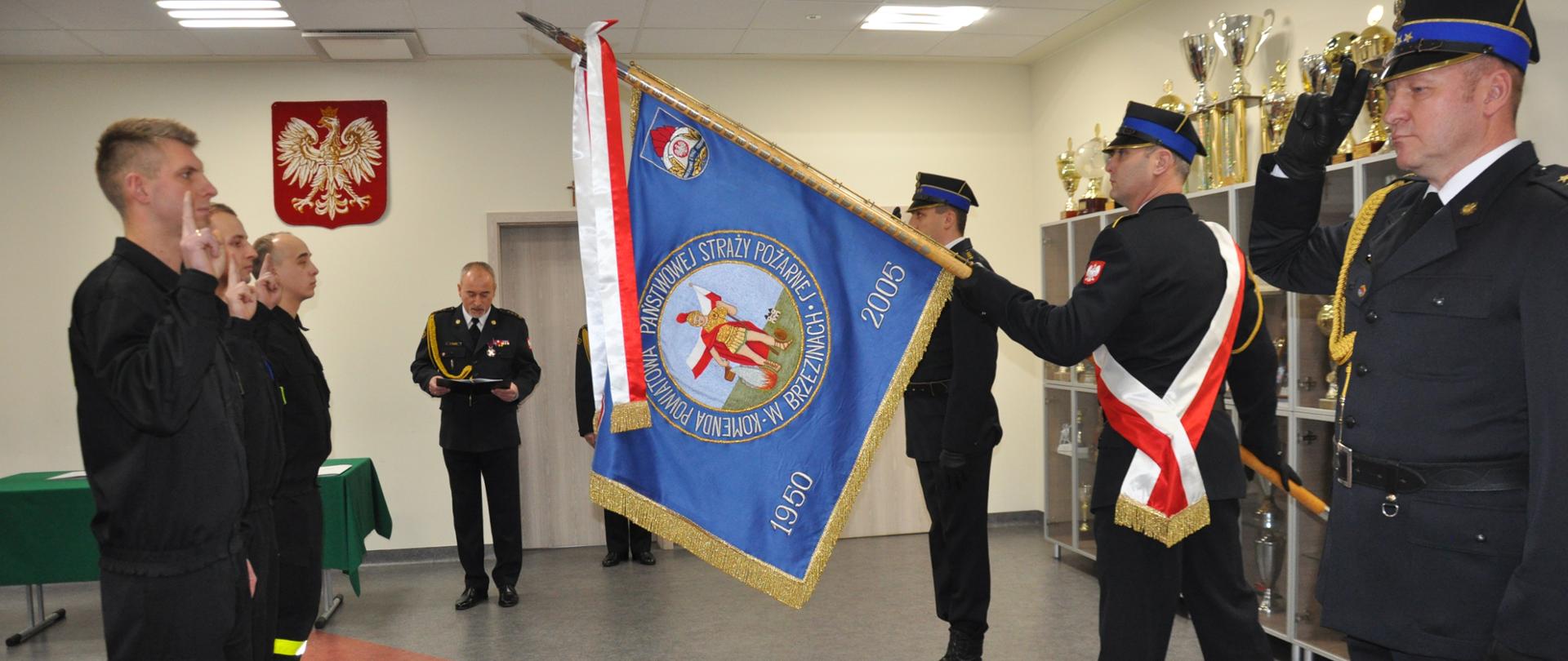 funkcjonariusze powtarzają słowa ślubowania