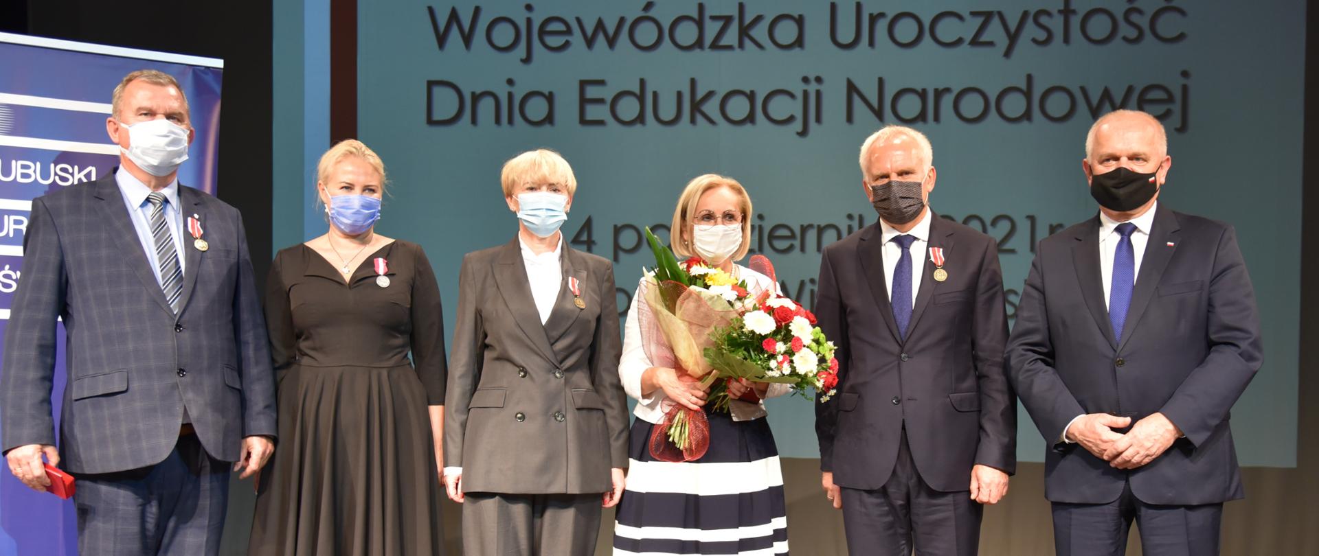 Wspólne zdjęcie 4 odznaczonych z wojewodą i kuratorem oświaty 