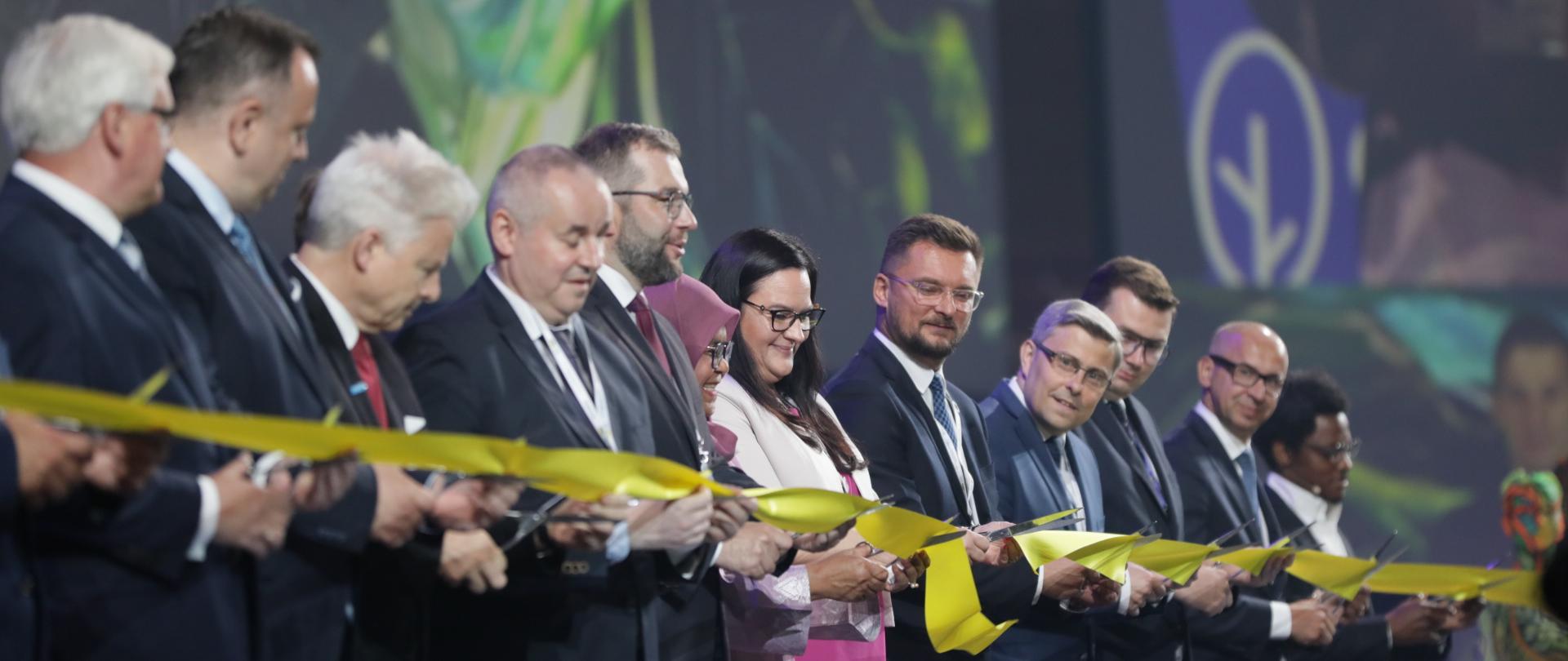 Przecięcie wstęgi - na zdjęciu po środku: minister funduszy i polityki regionalnej Grzegorz Puda, dyrektor wykonawcza UN Maimunah Mohd Shafir, wiceminister Małgorzata Jarosińska-Jedynak oraz Prezydent Katowic Marcin Krupa