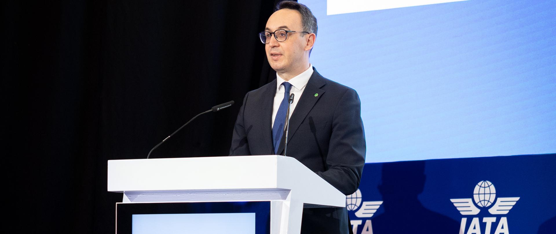 Minister infrastruktury Dariusz Klimczak wygłosił przemówienie otwierające światowe sympozjum prawne Międzynarodowego Zrzeszenia Przewoźników Lotniczych (International Air Transport Association, IATA) w Warszawie