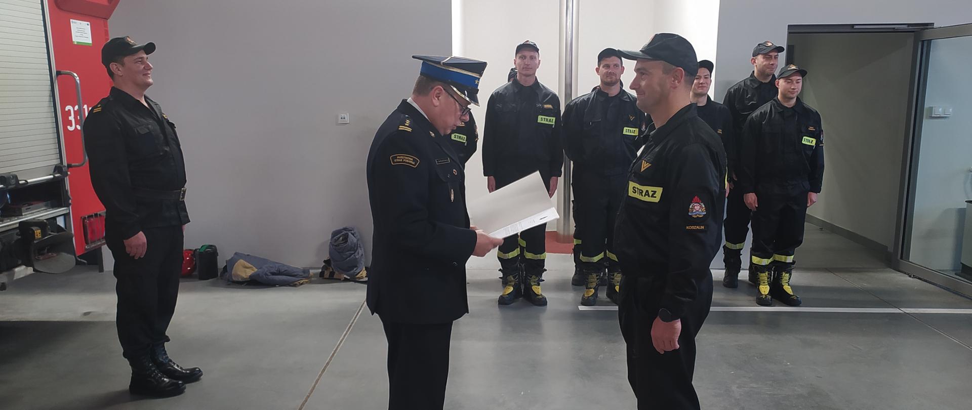 Wręczenie nagrody jubileuszowej za 20 lat służby/pracy st. ogn. Przemysławowi Skoczylasowi z rąk Komendanta Miejskiego PSP w Koszalinie st. bryg. Jacka Szpuntowicza na JRG1 w obecności dowództwa JRG1