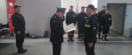 Wręczenie nagrody jubileuszowej za 20 lat służby/pracy st. ogn. Przemysławowi Skoczylasowi z rąk Komendanta Miejskiego PSP w Koszalinie st. bryg. Jacka Szpuntowicza na JRG1 w obecności dowództwa JRG1