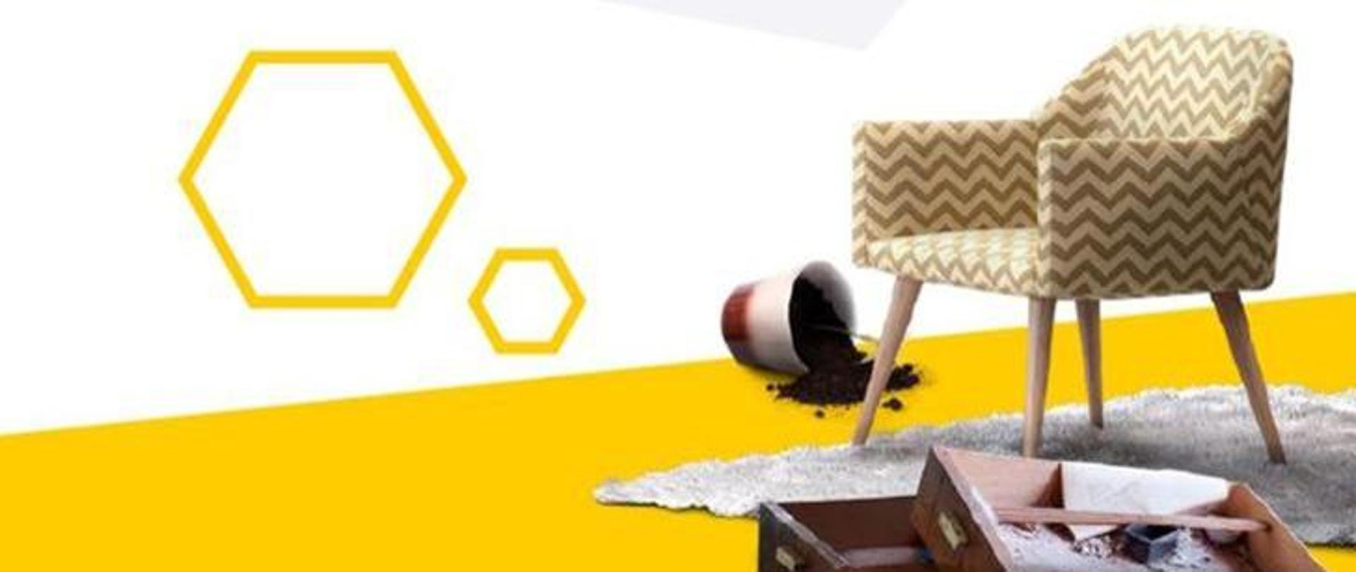 Zdjęcie przedstawia plakat promujący V europejski dzień przeciwdziałania włamaniom do domów. Plakat posiada tło w kolorze białym i żółtym. Na zdjęciu po prawej stroni umieszczono fotel stojący na szarym dywanie. Obok fotela po lewej stronie znajduje się doniczka na kwiaty z rozsypaną ziemią. Przed fotelem dodatkowo umieszczono dwie szuflady. W szufladach widać porozrzucane materiały biurowe. 