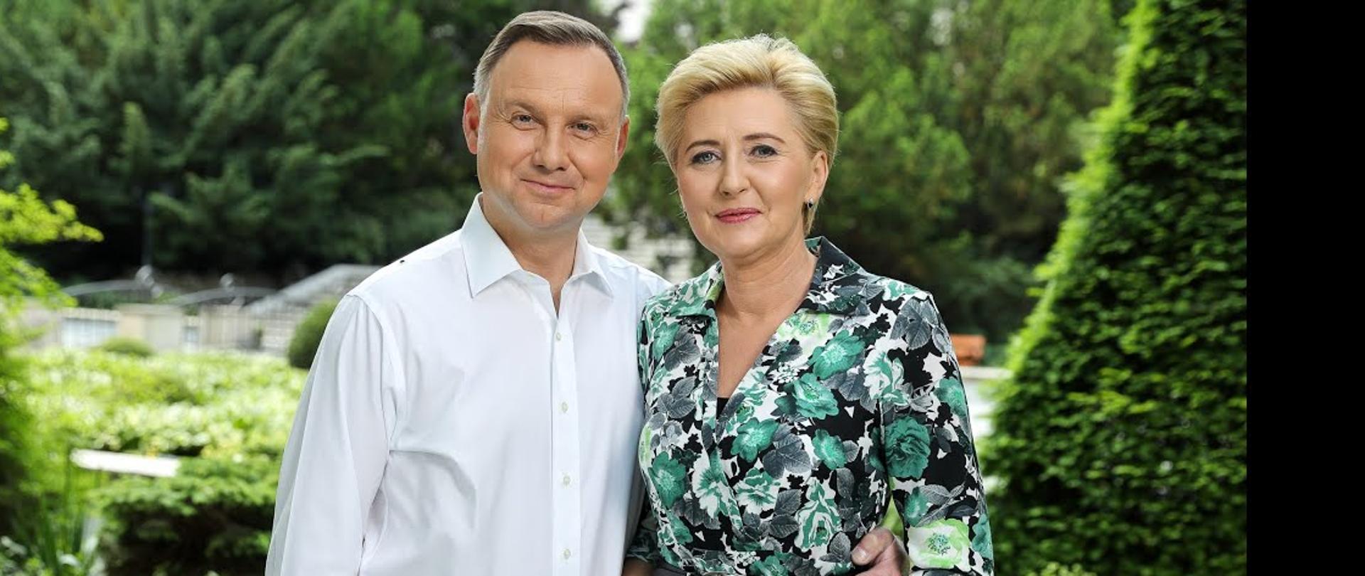 Para Prezydencka na tle ogrodu