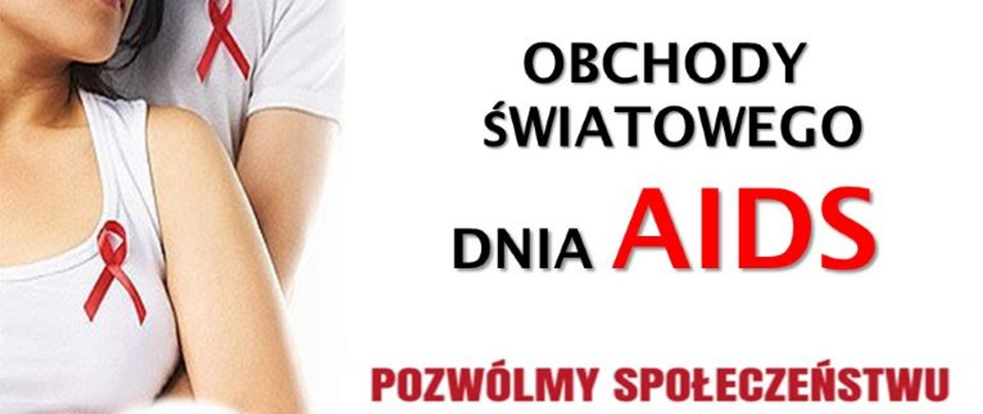 na białym tle czarno-czerwony napis Obchody Światowego Dnia AIDS Pozwólmy społeczeństwu działać, z lewej strony mężczyzna obejmujacy kobietę na koszulkach czerwone wstążeczki