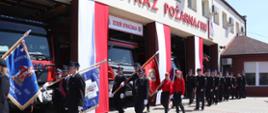 Wprowadzenie pododdziałów przed uroczystym apelem z okazji Dnia Strażaka