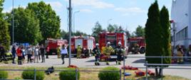 Zdjęcie przedstawia strażaków PSP i OSP w trakcie ćwiczeń na terenie zakładu "Purmo" w Wałczu na ul. Budowlanych 10 