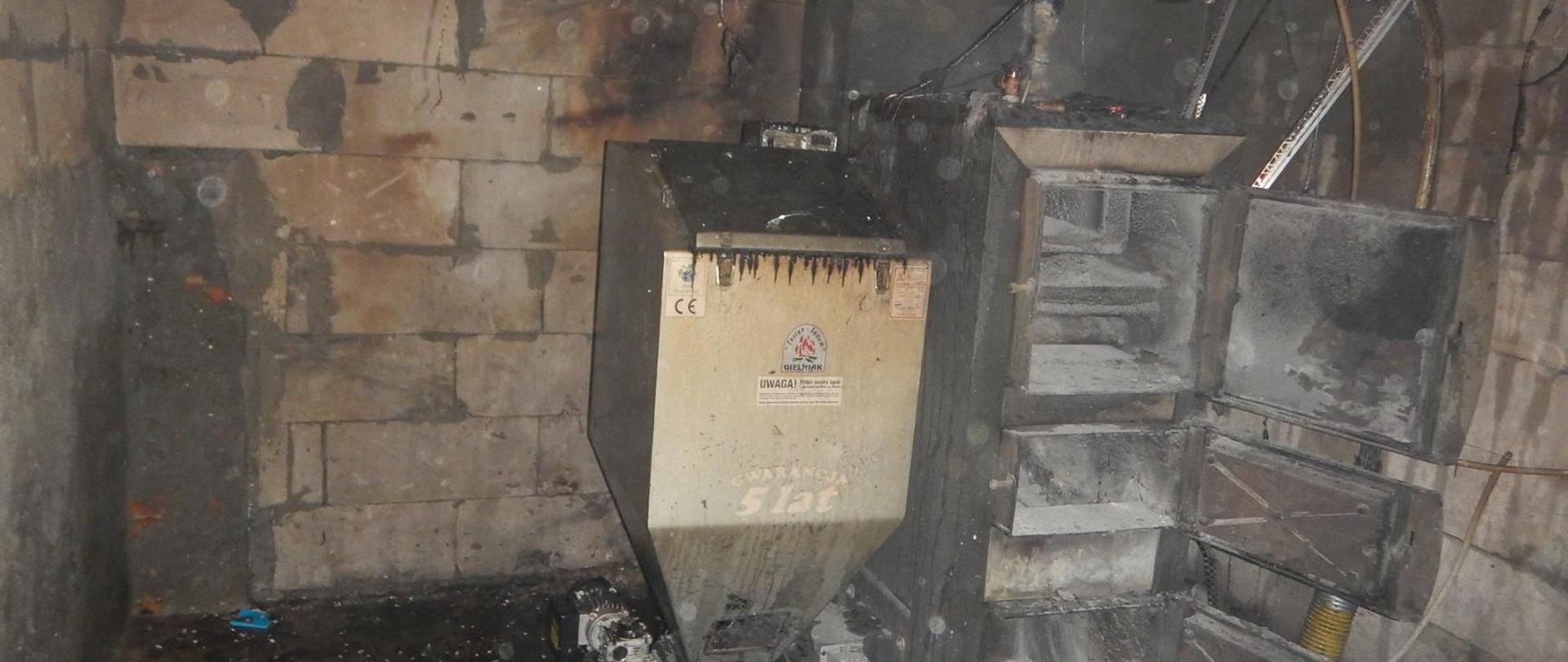 Zdjęcie przedstawia wnętrze kotłowni po pożarze.