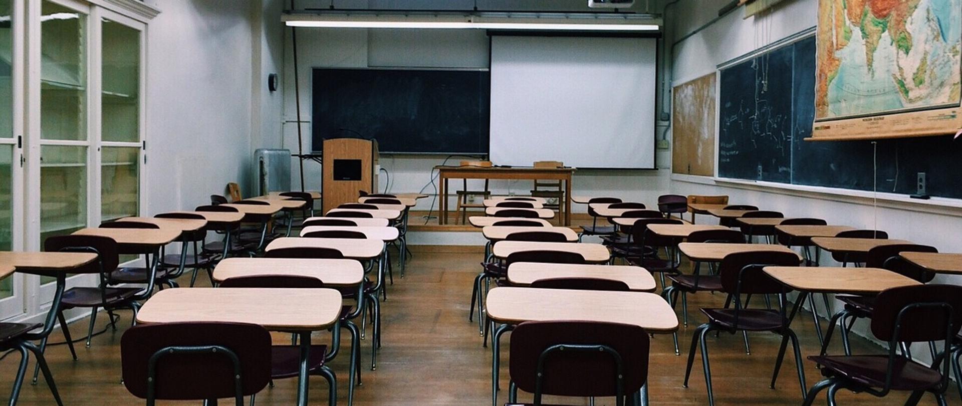 Klasa szkolna z ławkami i tablicą