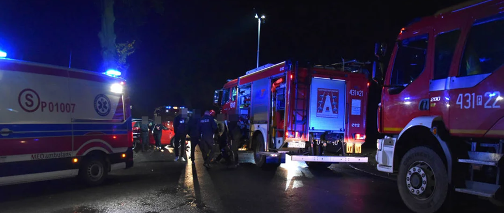 Na zdjęciu stoją pojazdy pożarnicze oraz karetka pogotowia.