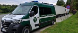 Pojazd ITD podczas kontroli pojazdu członowego na przejściu granicznym w Chyżnem, w tle widoczna jest zatrzymana ciężarówka