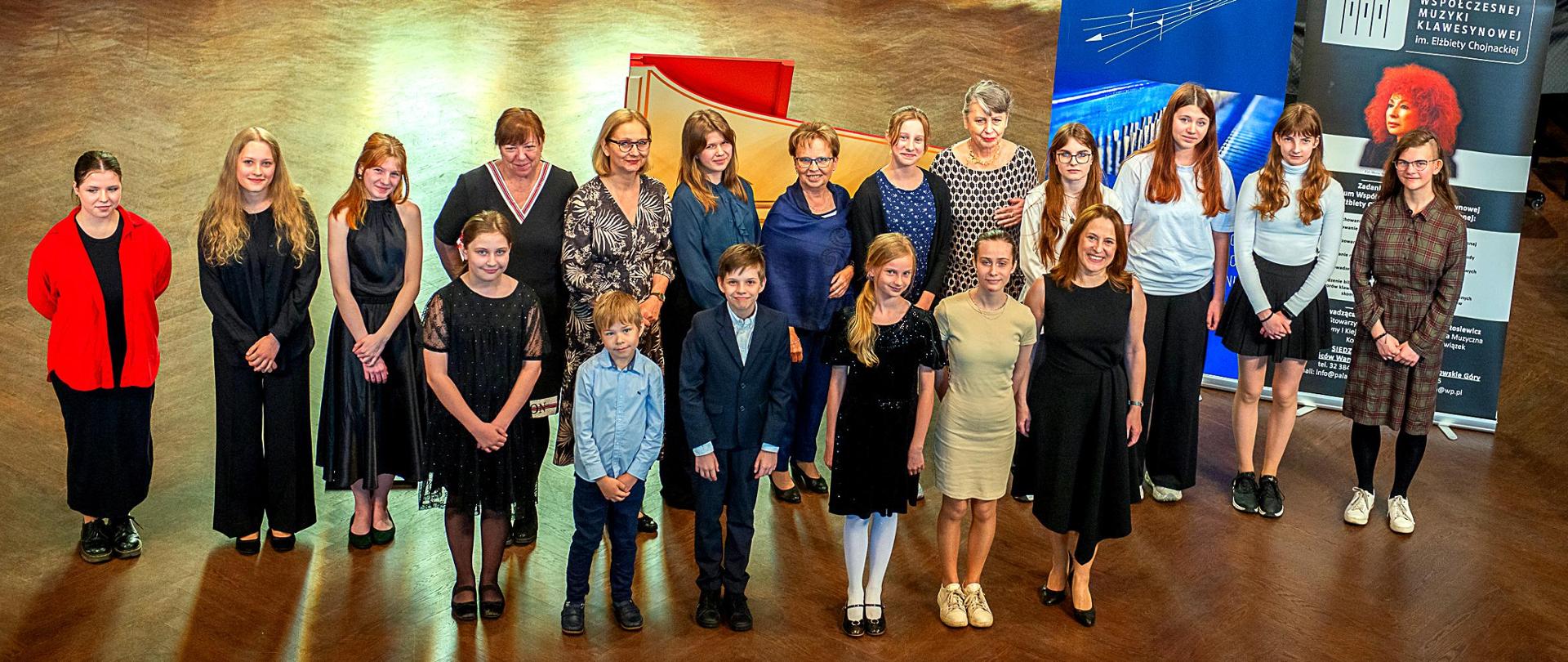 Na scenie laureaci III Konkursu Klawesynowego im. E. Chojnackiej.