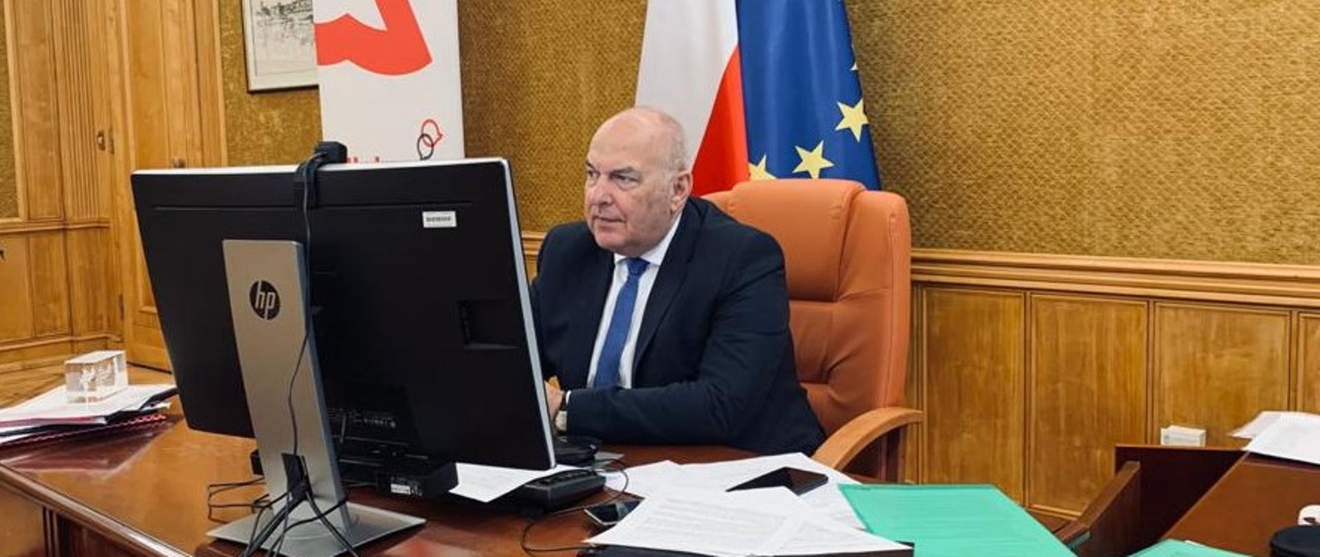 Minister Tadeusz Kościński podczas spotkania online z dyrektor zarządzającą Międzynarodowego Funduszu Walutowego