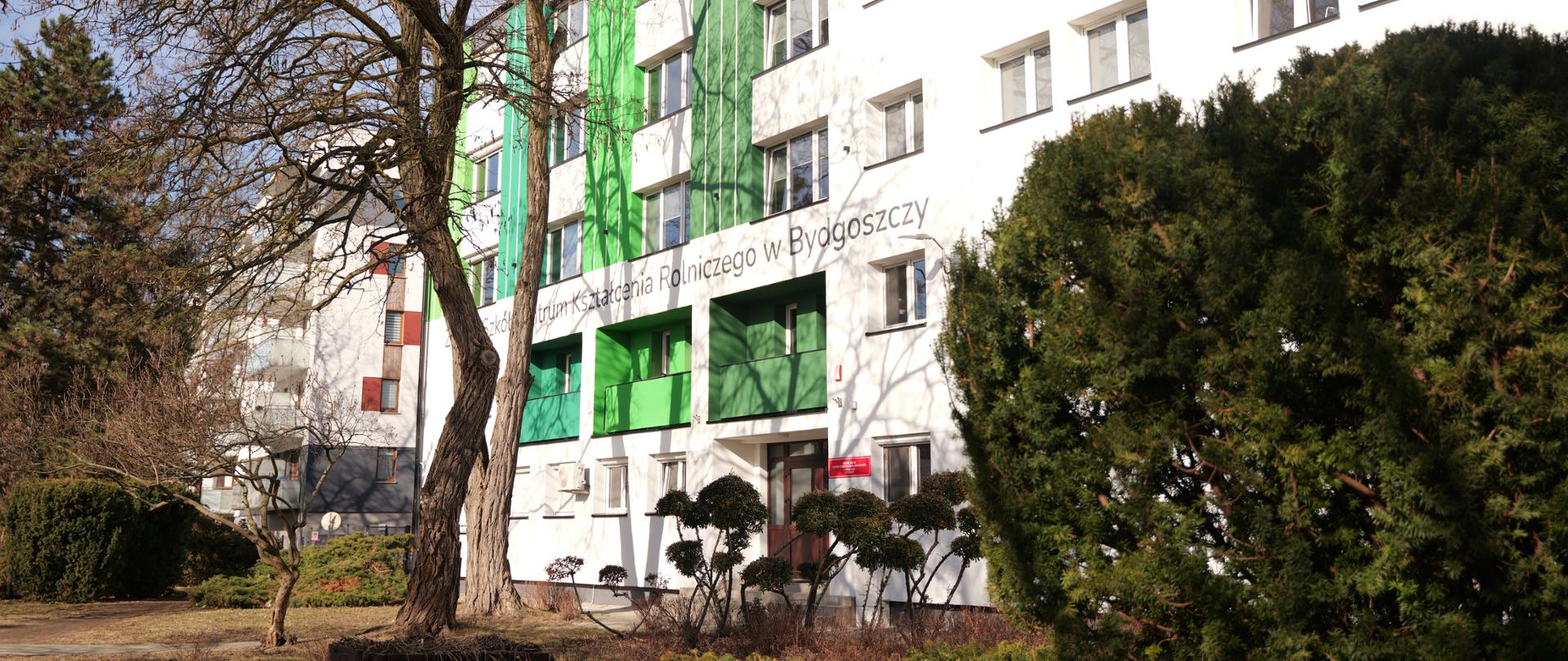 Widok szkoły od strony internatu