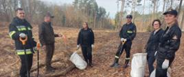 Na zdjęciu uczestnicy podczas sadzenia lasu