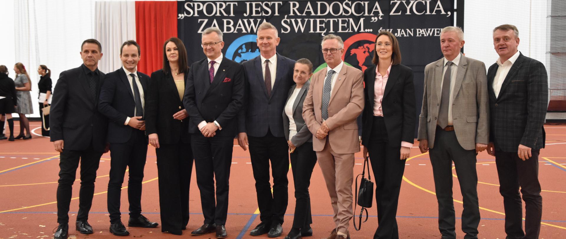 Na zdjęciach widać kobiety i mężczyzn