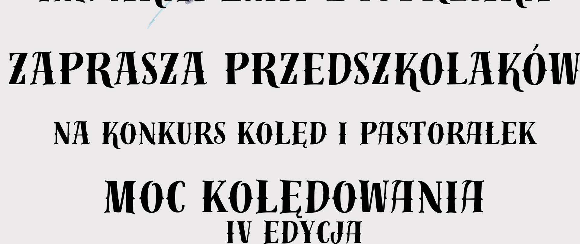 Na kremowym tle po obu stronach zielone choinki ozdobione lukrowymi laskami , bombkami i gwiazdkami . U góry sznur kolorowych lampek, u dołu centralnie na środku bałwanek trzymający w ręku klucz wiolinowy, u którego stóp znajdują się dwie świece i dwa prezenty. Od góry tekst: Przedszkole nr 4 im Akademii Bystrzaka zaprasza przedszkolaków na konkurs kolęd i pastorałek "Moc Kolędowania IV Edycja" Konkurs odbędzie się 16 stycznia 2024 godz. 10.00 Sala Koncertowa Państwowej Szkoły Muzycznej I Stopnia im. Emil Młynarskiego 