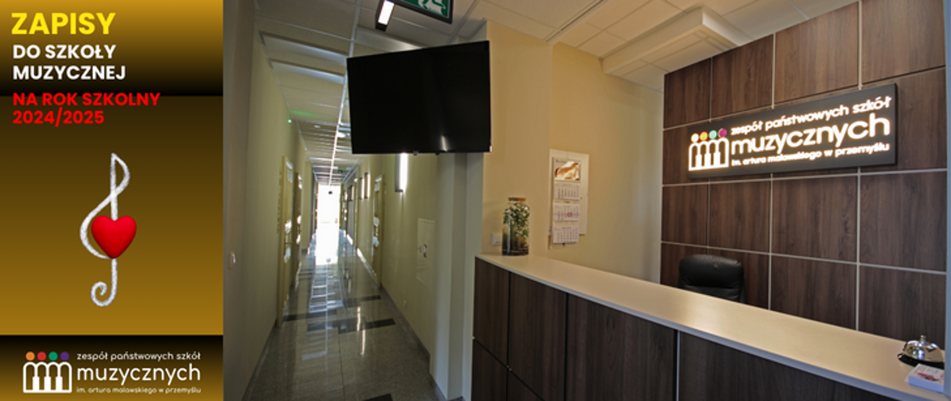 Z lewej strony na gradientowym musztardowym tle znajduje się napis: Zapisy do szkoły muzycznej na rok szkolny 2024/2025. Poniżej widnieje klucz wiolinowy z serduszkiem, a pod nim logo szkoły. Z prawej strony umieszczone jest zdjęcie korytarza na parterze budynku A.