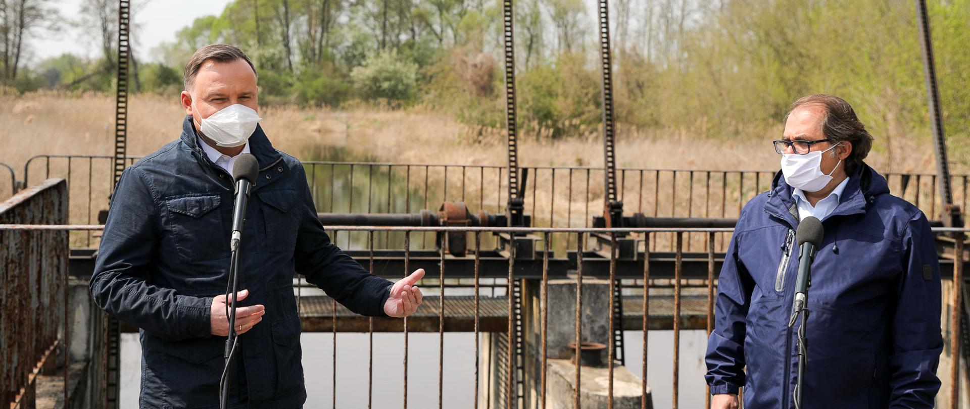 Konferencja prasowa Prezydenta Andrzeja Dudy oraz ministra gospodarki morskiej i żeglugi śródlądowej Marka Gróbarczyka na jazie wodnym w Jazgorzewie