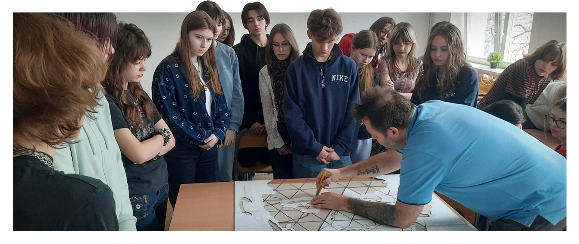 Uczniowie klasy 2B na spotkaniu w sprawie realizacji Muralu na terenie Getta.