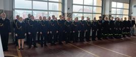 Zdjęcie przedstawia funkcjonariuszy i pracowników cywilnych na uroczystej zbiórce z okazji zdania i przejęcia pełnienia obowiązków Komendanta Powiatowego PSP w Pruszczu Gdańskim.