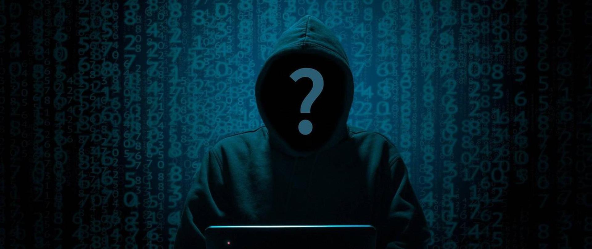 Zakapturzona osoba przy komputerze, zamiast twarzy ma znak zapytania