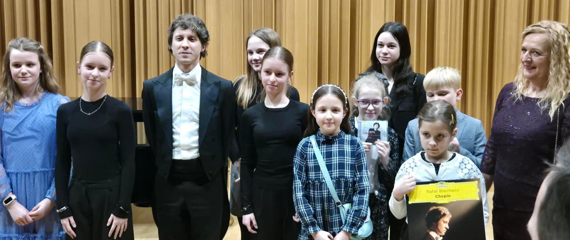 Galeria zdjęć z mistrzowskiego recitalu fortepianowego Rafała Blechacza, który odbył się w sali koncertowej Państwowej Szkoły I i II stopnia w Suwałkach - 24 marca 2026 r. 