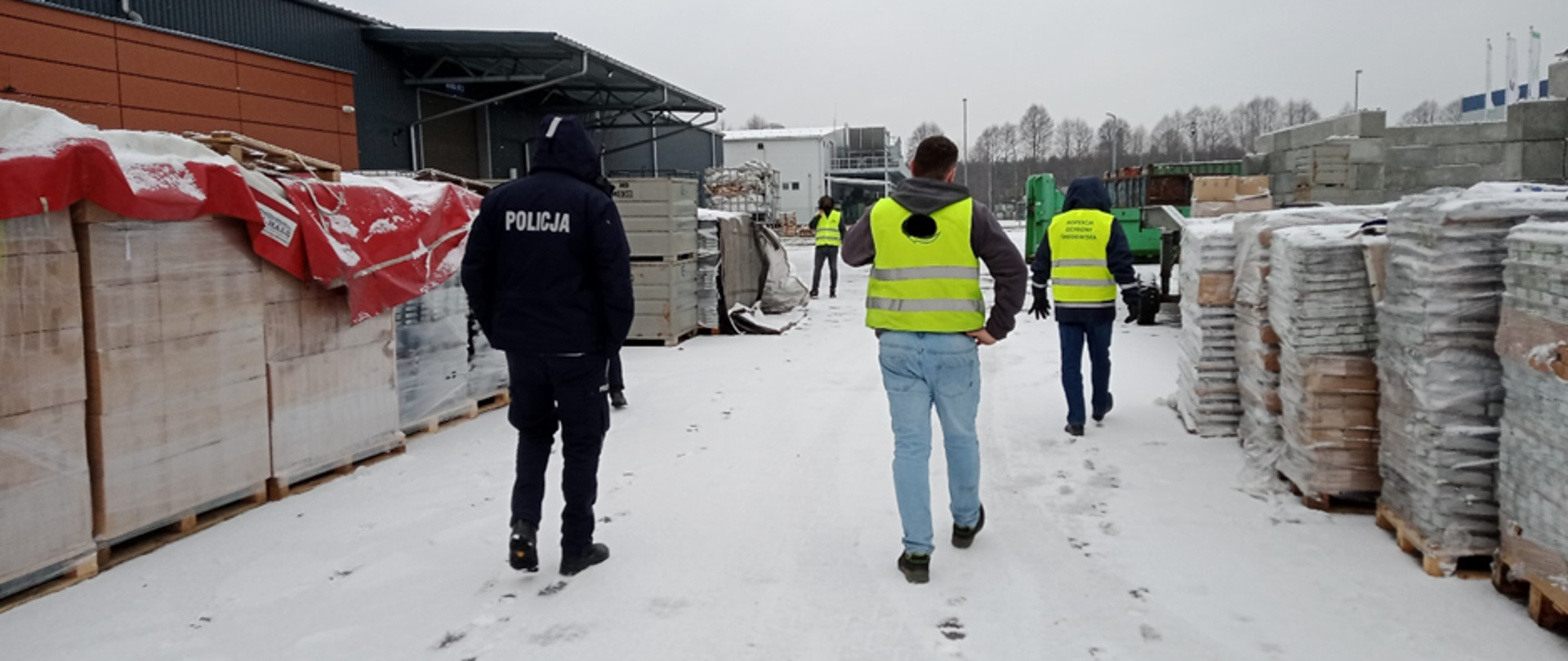 Pracownicy Inspekcji Ochrony Środowiska oraz policjanci w trakcie kontroli.