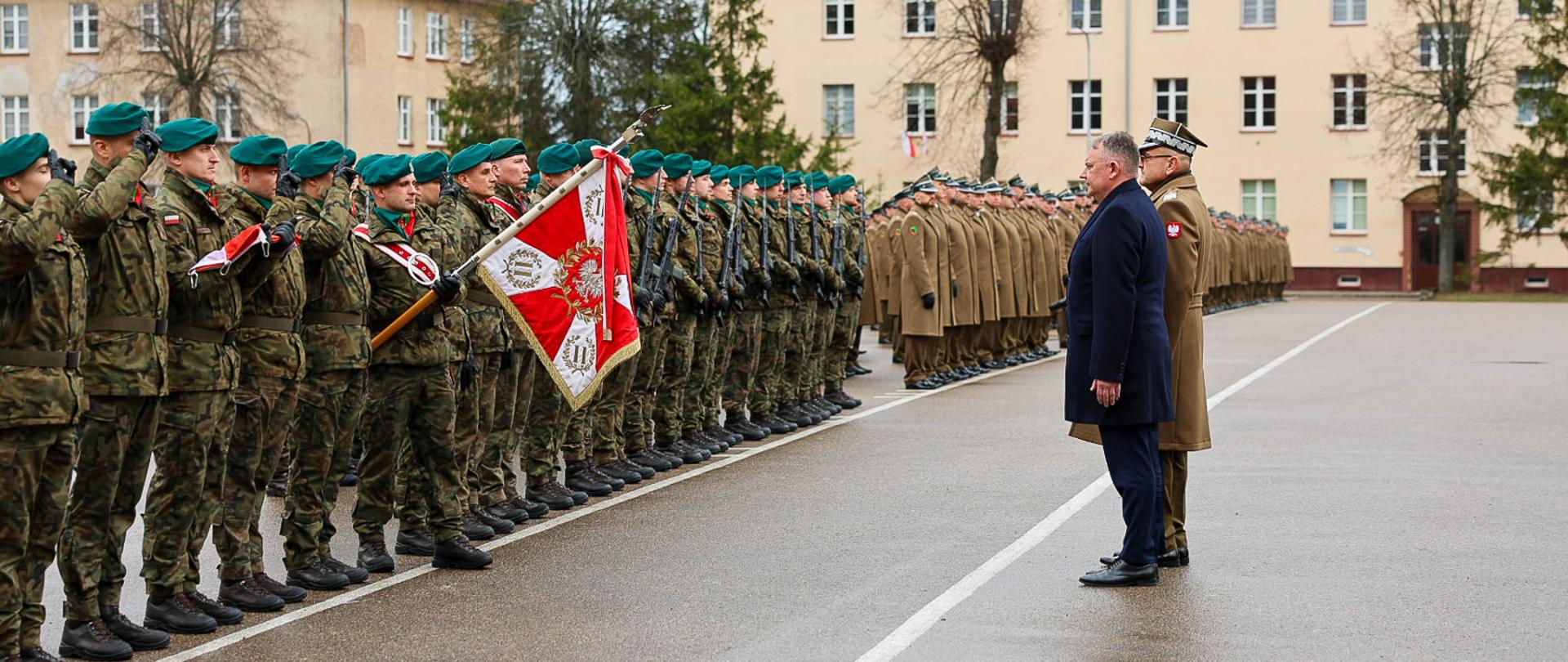 Wiceminister Paweł Bejda wziął udział w uroczystym apelu przekazania Sztandaru 1 Mazurskiej Brygadzie Artylerii w Węgorzewie. 